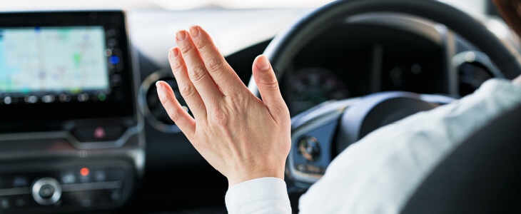 man driving with no hands on the steering wheel