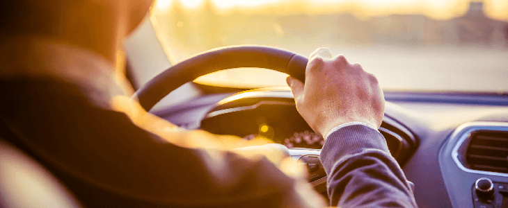 man driving with hand on his steering wheel speeding accidents